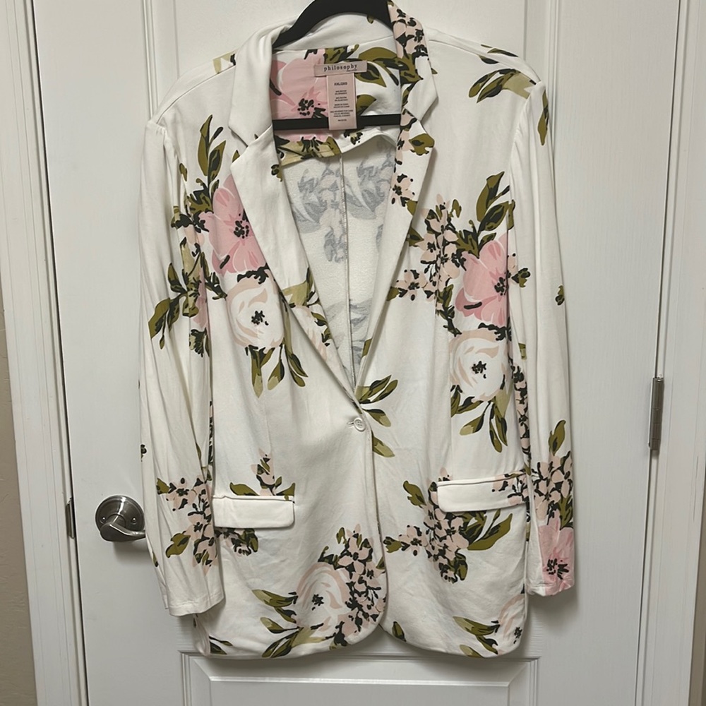 Philosophy blazer size 2X 94%, rayon 6% spandex, floral print.